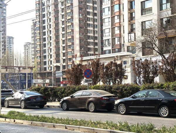 露营季到了，可公园停车场不光位置少，价格还贼贵……