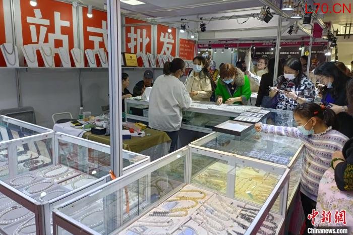 资料图：2023年3月，北京国际珠宝展上的珍珠。 左雨晴 摄