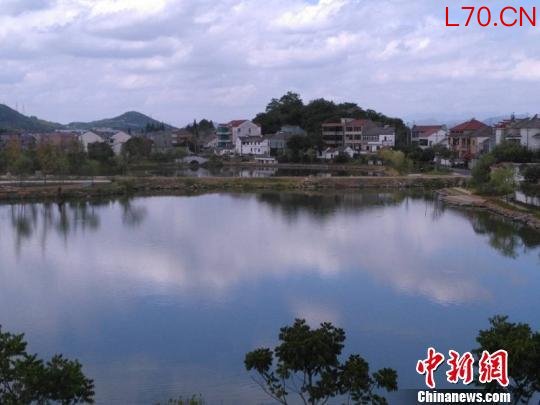 资料图：浙江诸暨山下湖镇新长乐村，实施珍珠&ldquo;禁养令&rdquo;后的河塘重现碧波清流 何丹 摄