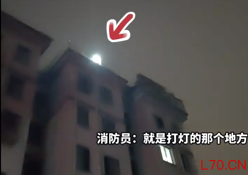 男子凌晨救猫被困楼顶 消防冒雨救援 