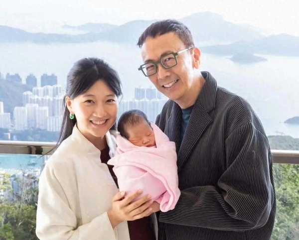 前TVB男星长女晒三代同堂合照, 自曝生产过程长达23小时
