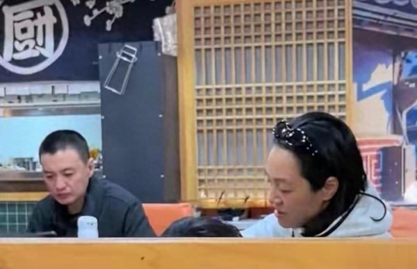 网友偶遇朱丹一家吃面, 周一围一个动作, 终于看出他有多疼老婆