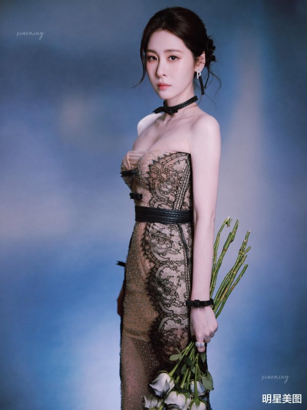 张碧晨深V勾勒起伏, 金饰宝石轻颤, 剩下的交给光影去品