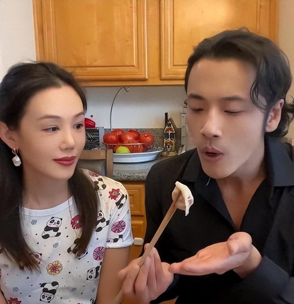 母亲是影后, 丈夫是著名演员, 公公是央视名嘴, 34岁的她在当网红