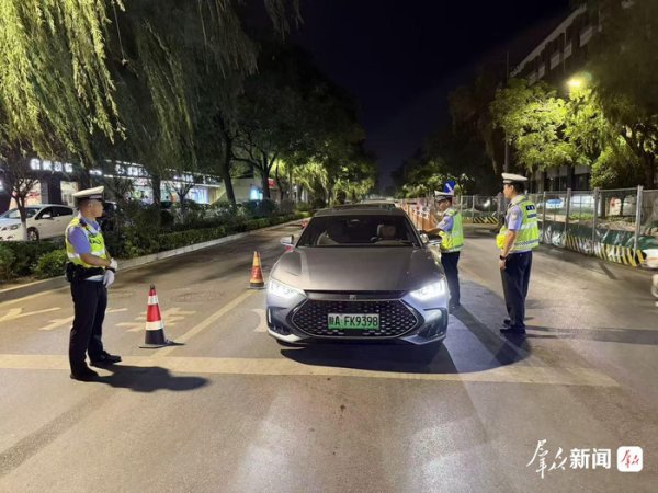 为逐梦学子按下“静音键” 西安交警开展高考交通专项整治
